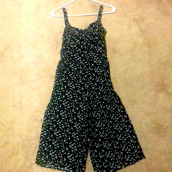 Old Navy Pants - A black daisy printed Capri romper